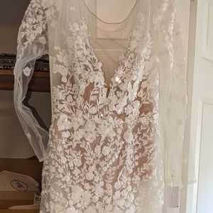 Size 14 Galina Signature limited edition Wedding Dress with removable Train